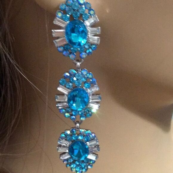 NWT Absolutely Dazzling Blue Dangling Earrings! - Picture 3 of 3